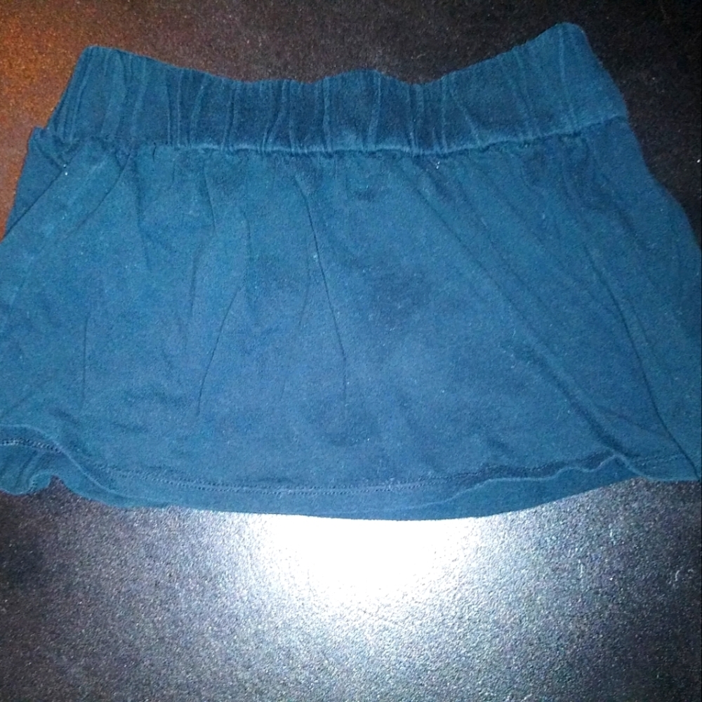 2 pairs of black shorts / skort